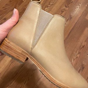 NWT Nisolo Eva Everyday Chelsea Boot, Leather Almond Size 8